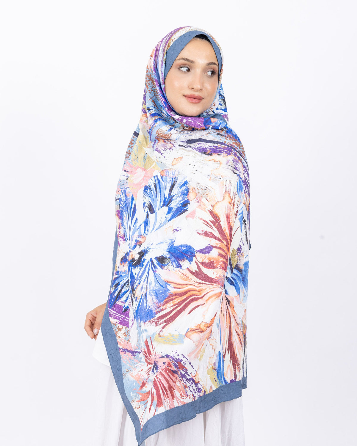 Mikro Bambu Kraş Şal D020 İndigo Mavi, çiçekli desenli, 75 × 185 cm şal – görsel 3