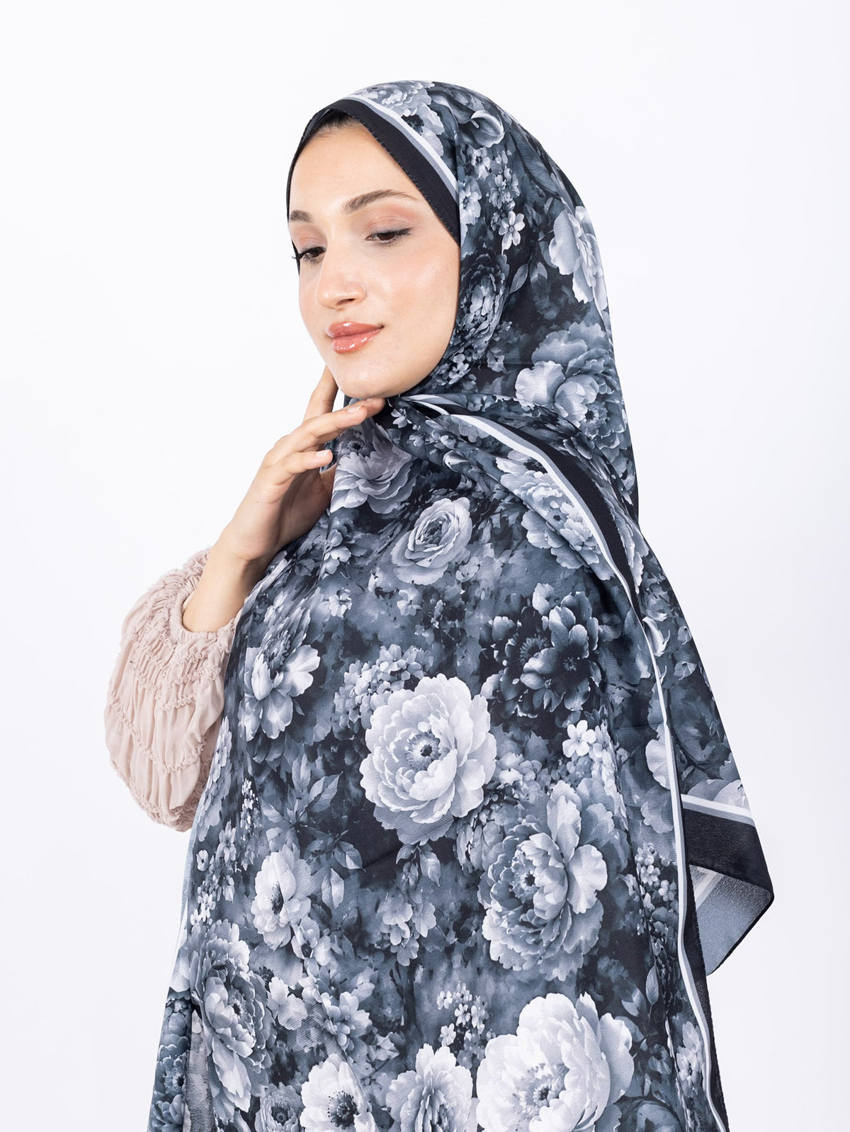 Mikro Soft Şal D001 Siyah-Gri, çiçekli desenli, 75 × 185 cm şal – görsel 1