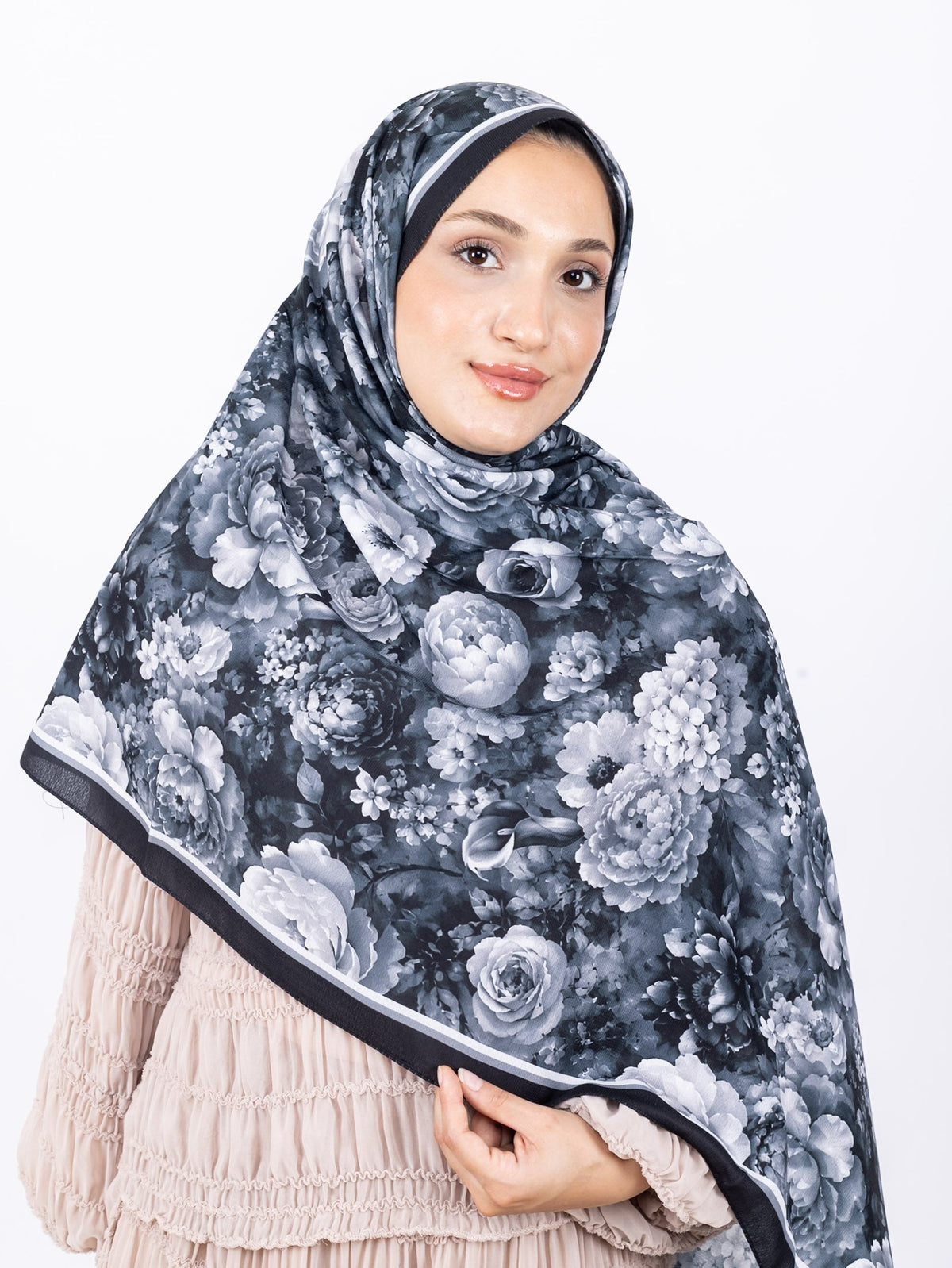 Mikro Soft Şal D001 Siyah-Gri, çiçekli desenli, 75 × 185 cm şal – görsel 3