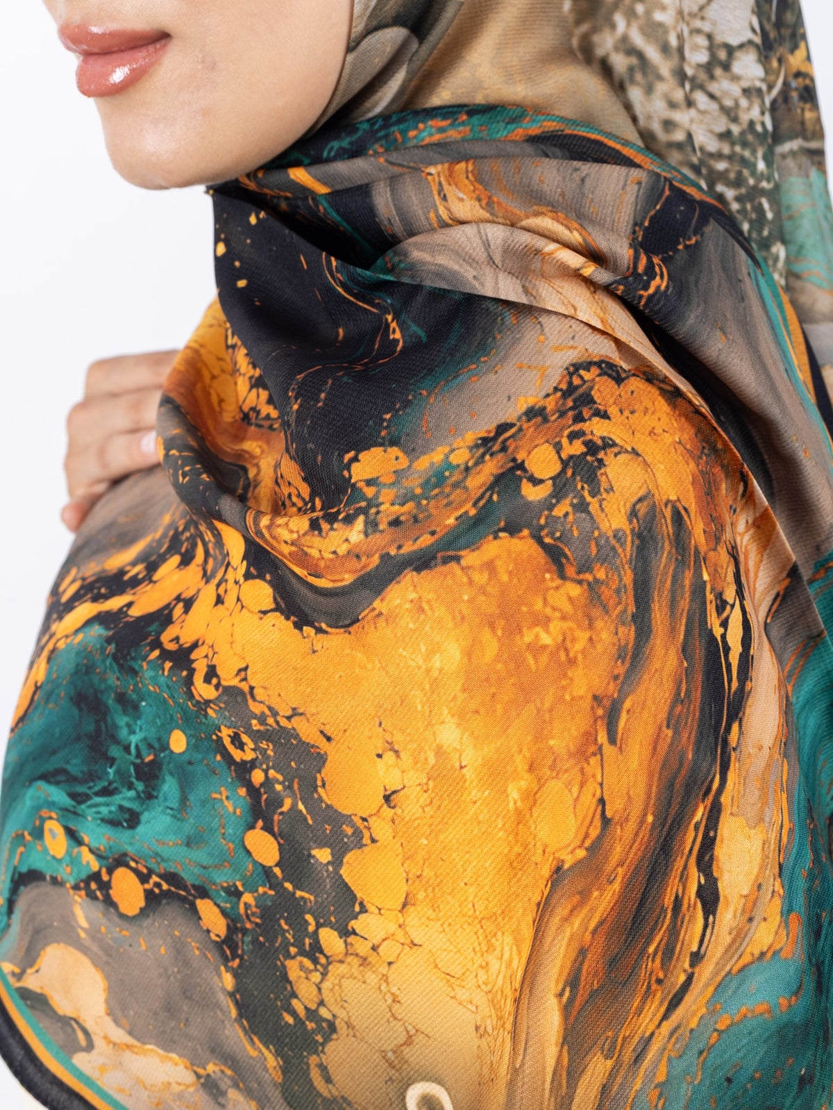 Mikro Soft Şal D010 Siyah-Gold, çiçekli desenli, 75 × 185 cm şal – görsel 2