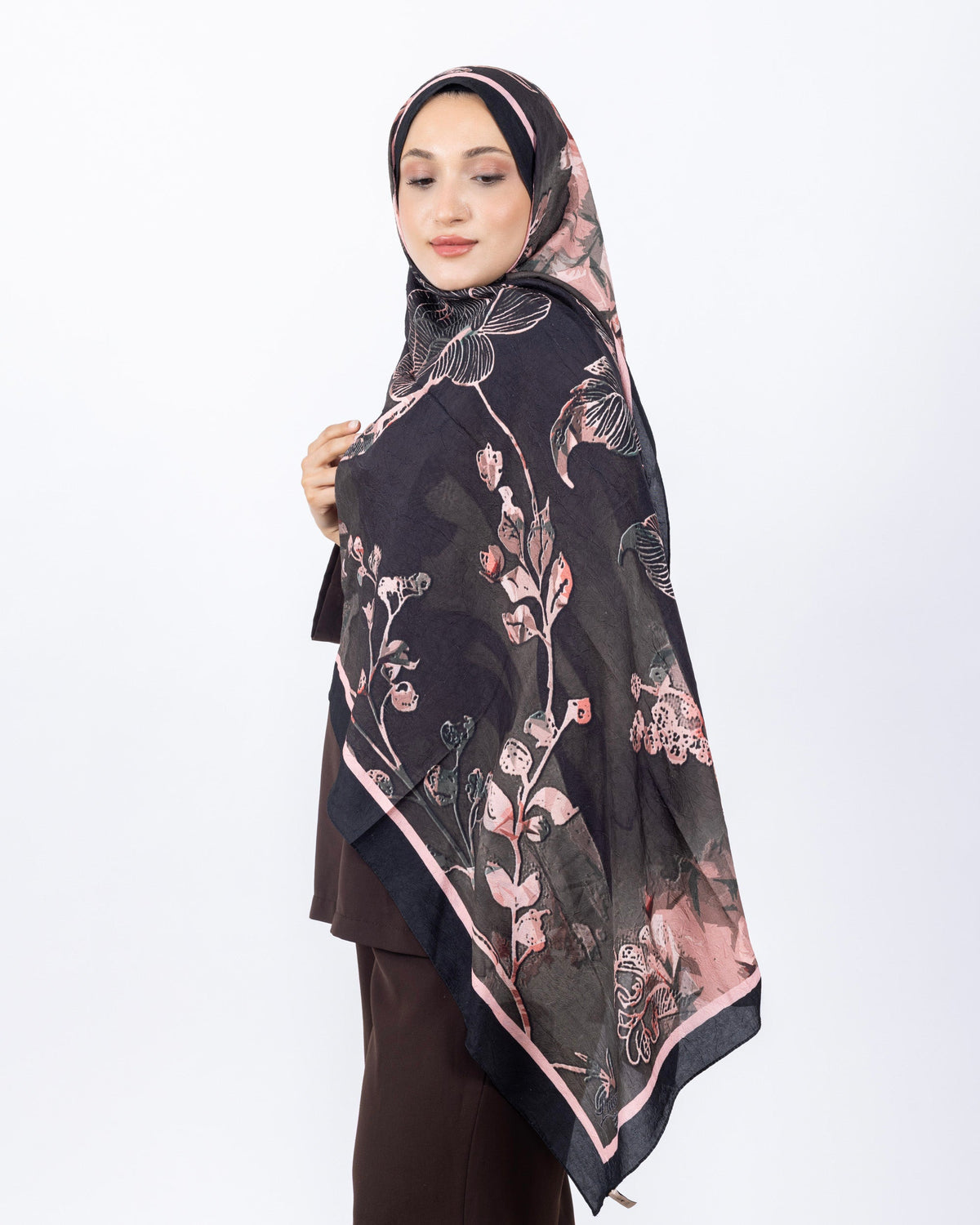 Mikro Bambu Kraş Şal D025 Siyah-Pembe, çiçekli desenli, 75 × 185 cm şal – görsel 2