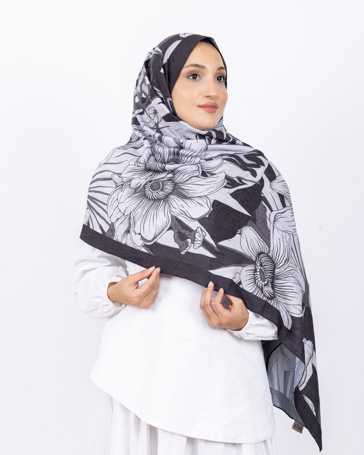 Mikro Bambu Kraş Şal D024 Siyah-Gri, çiçekli desenli, 75 × 185 cm şal – görsel 3