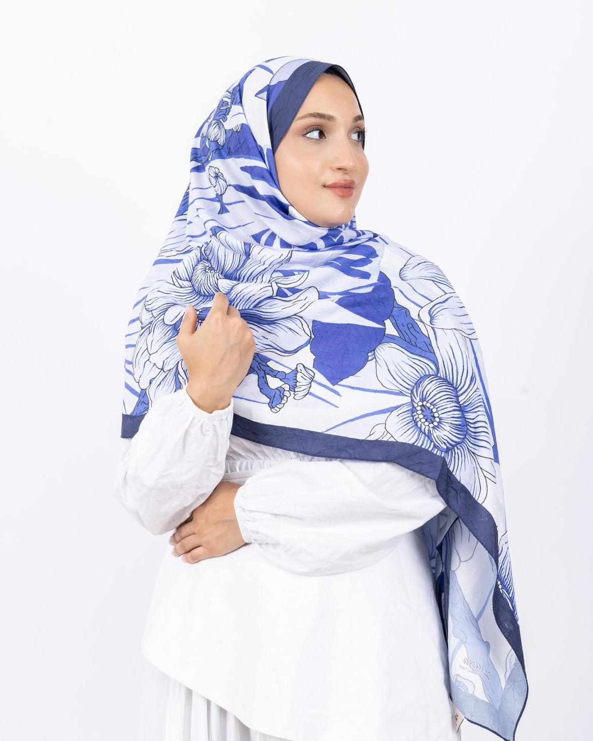 Mikro Bambu Kraş Şal D024 Lacivert, çiçekli desenli, 75 × 185 cm şal – görsel 3