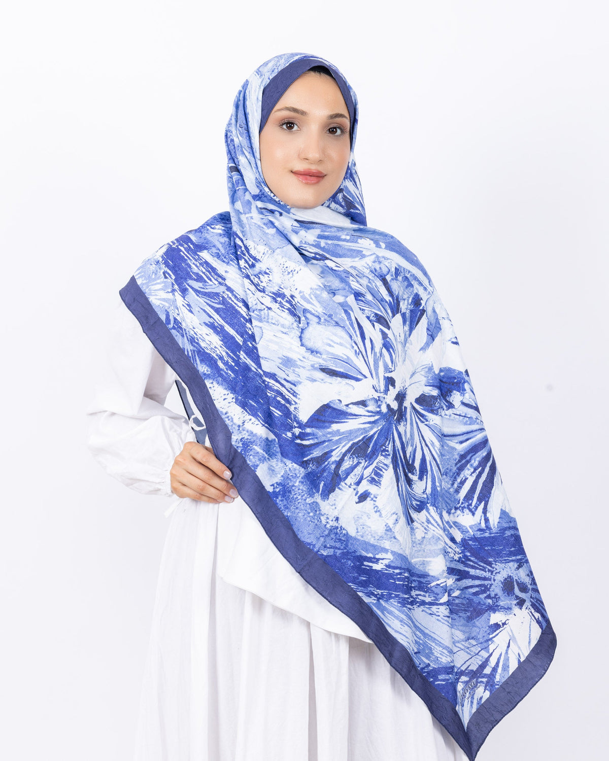 Mikro Bambu Kraş Şal D020 Lacivert, çiçekli desenli, 75 × 185 cm şal – görsel 2