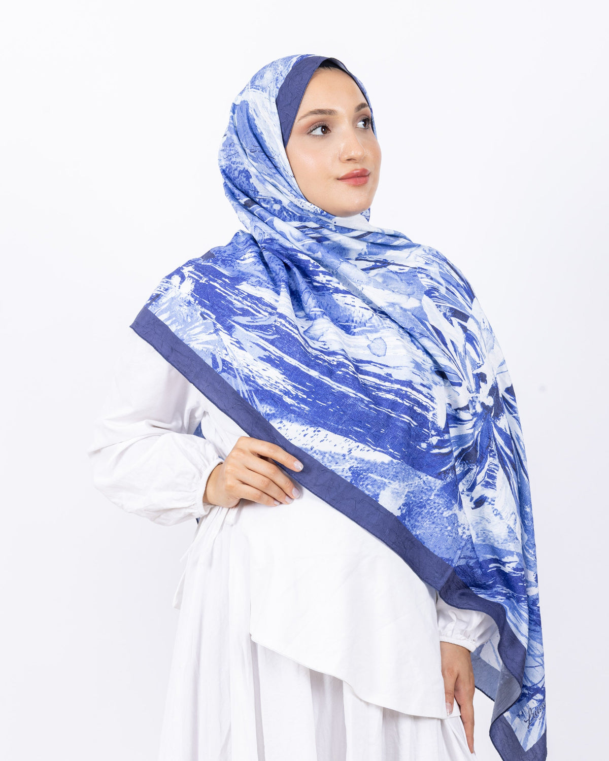 Mikro Bambu Kraş Şal D020 Lacivert, çiçekli desenli, 75 × 185 cm şal – görsel 3