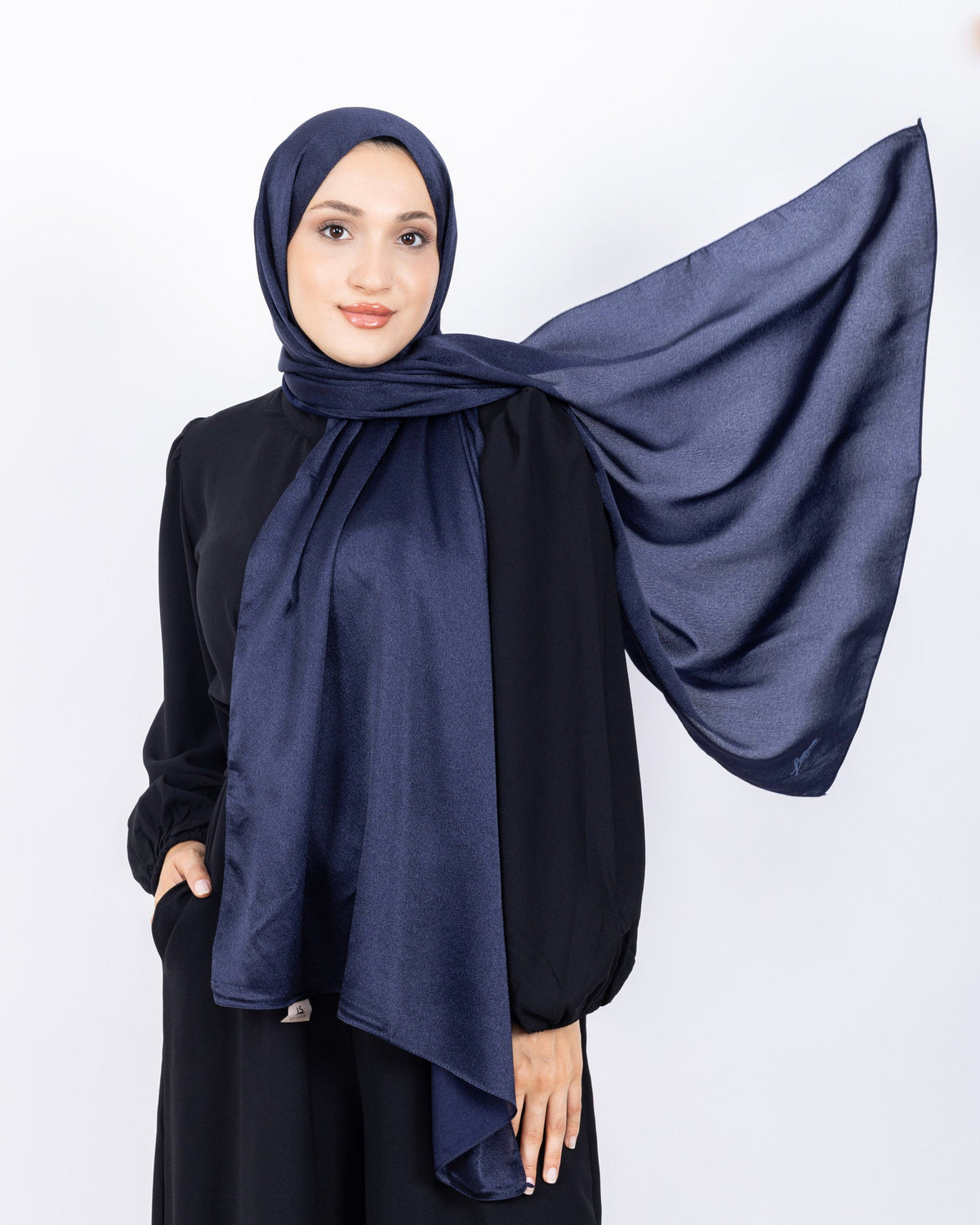 Düz Kristal Şal D019 Lacivert, düz desenli, 75 × 185 cm şal – görsel 3