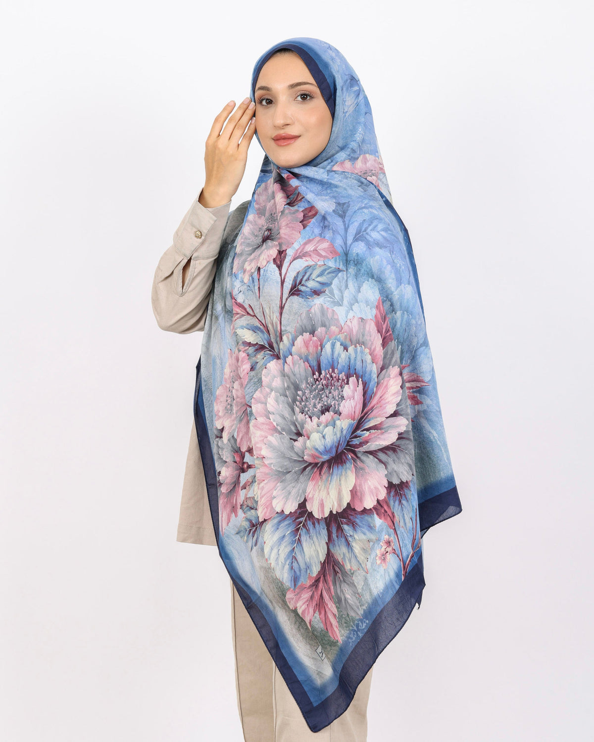 Soft Bambu Kraş Şal D041 Lacivert, çiçekli desenli, 75 × 185 cm şal – görsel 3
