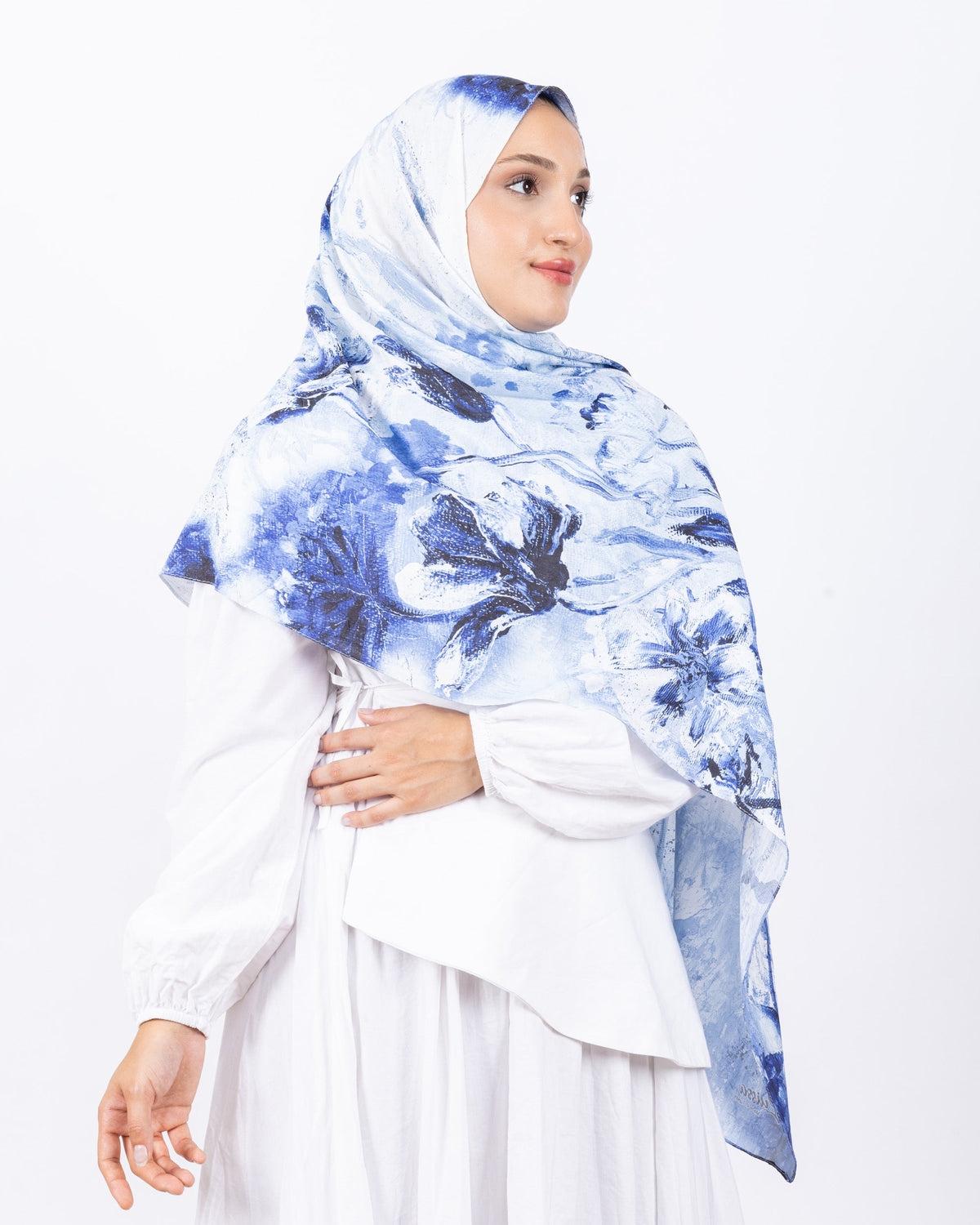 Mikro Bambu Kraş Şal D032 Lacivert-Beyaz, çiçekli desenli, 75 × 185 cm şal – görsel 4