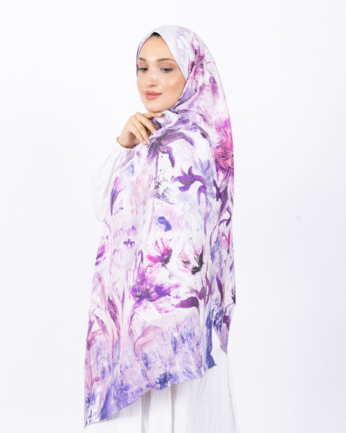 Mikro Bambu Kraş Şal D032 Beyaz-Mor, çiçekli desenli, 75 × 185 cm şal – görsel 3
