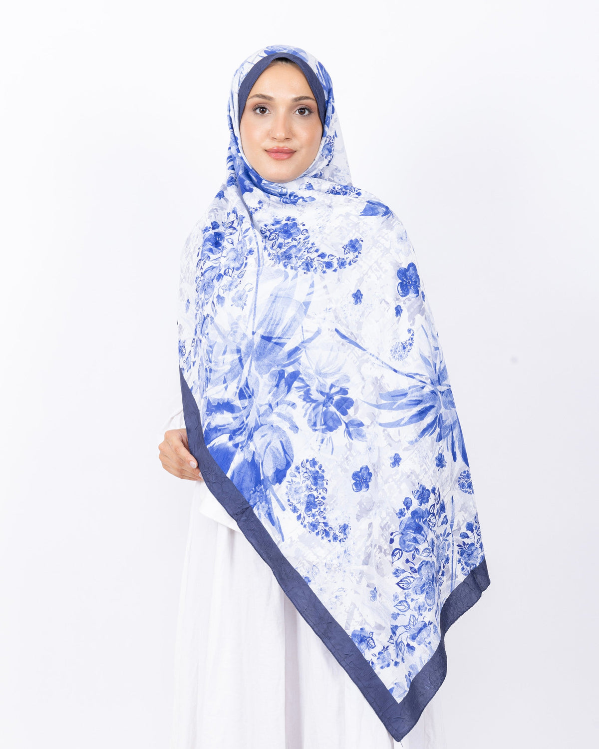 Mikro Bambu Kraş Şal D029 Lacivert, çiçekli desenli, 75 × 185 cm şal – görsel 2