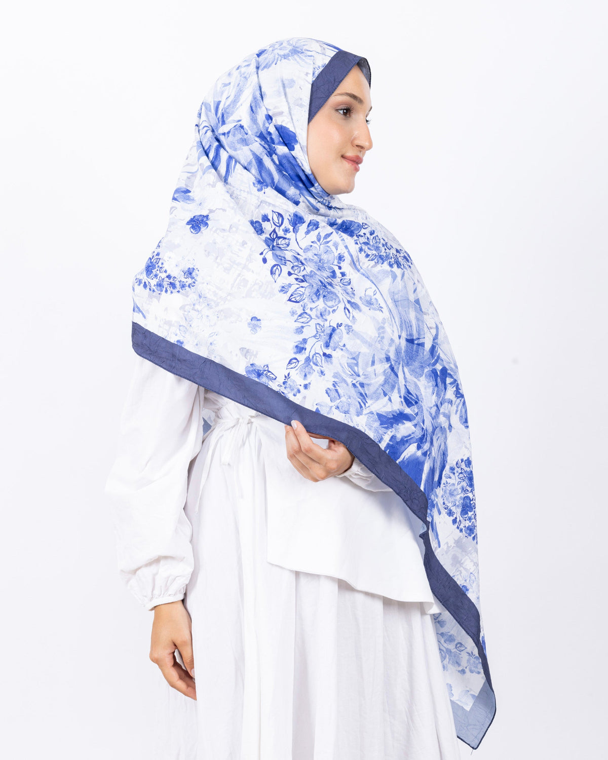 Mikro Bambu Kraş Şal D029 Lacivert, çiçekli desenli, 75 × 185 cm şal – görsel 3
