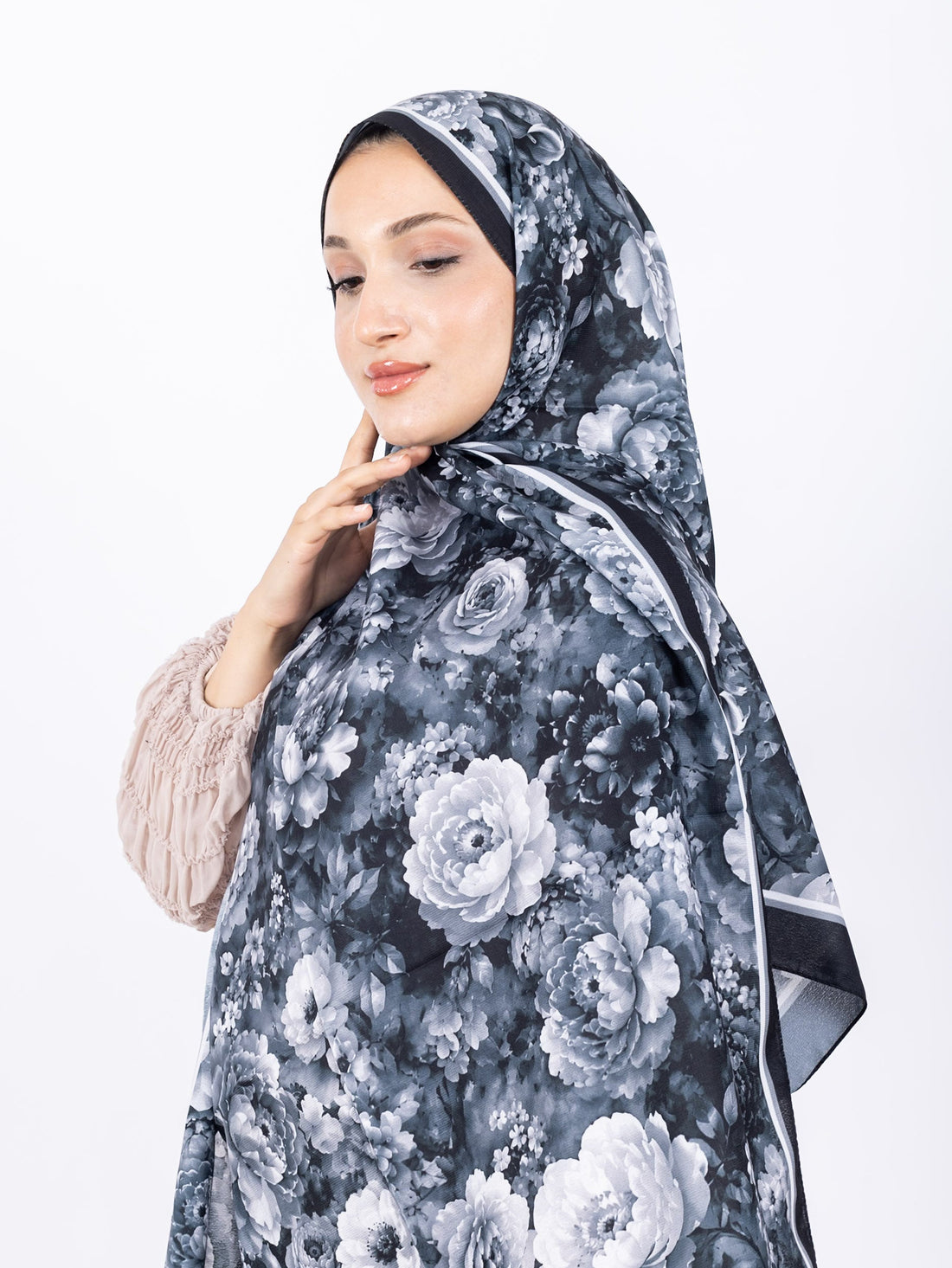 Mikro Soft Şal D001 Siyah-Gri, çiçekli desenli, 75 × 185 cm şal – görsel 1