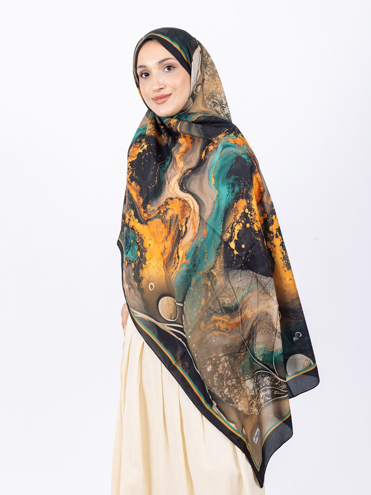 Mikro Soft Şal D010 Siyah-Gold, çiçekli desenli, 75 × 185 cm şal – görsel 1