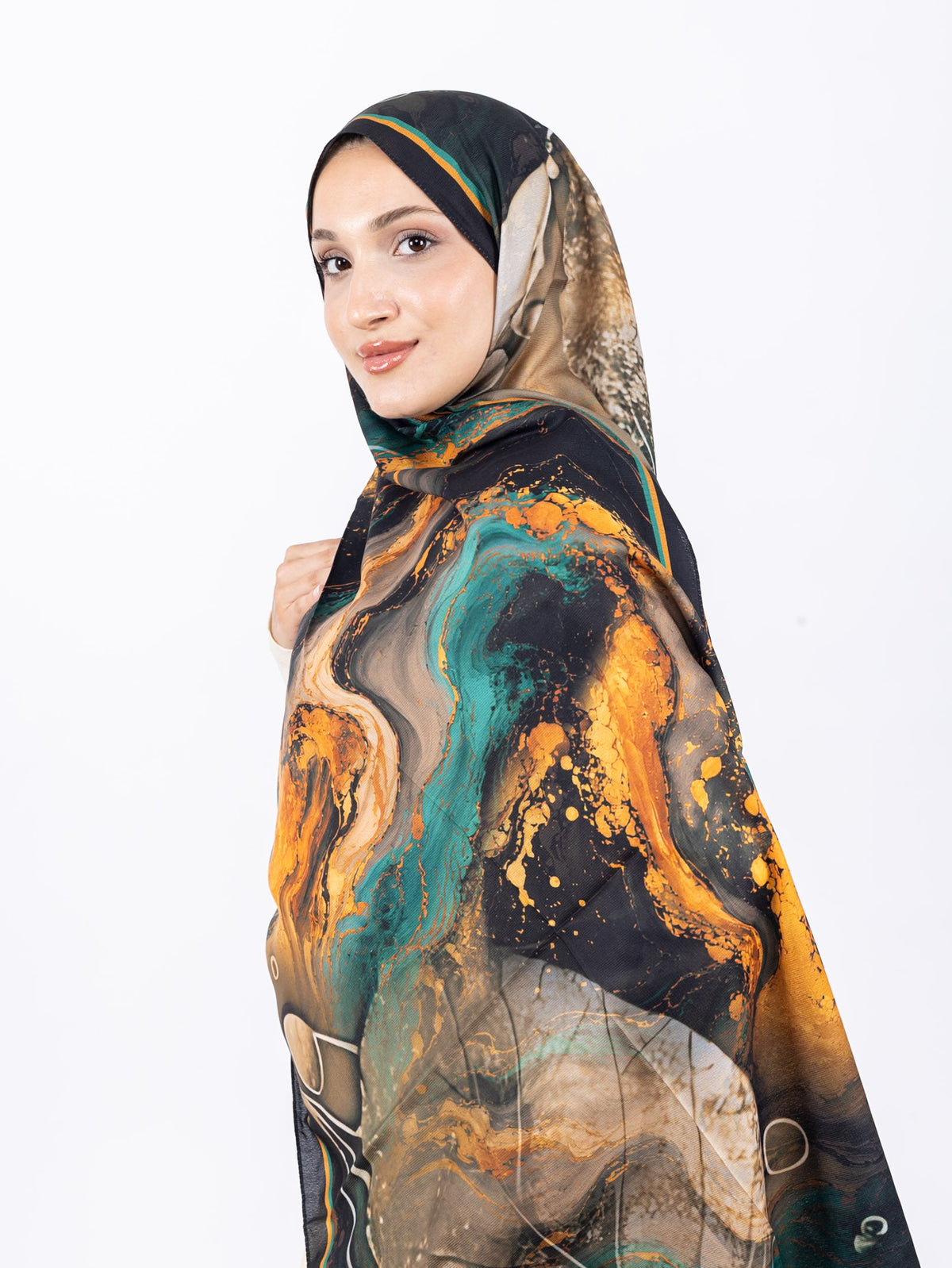 Mikro Soft Şal D010 Siyah-Gold, çiçekli desenli, 75 × 185 cm şal – görsel 3