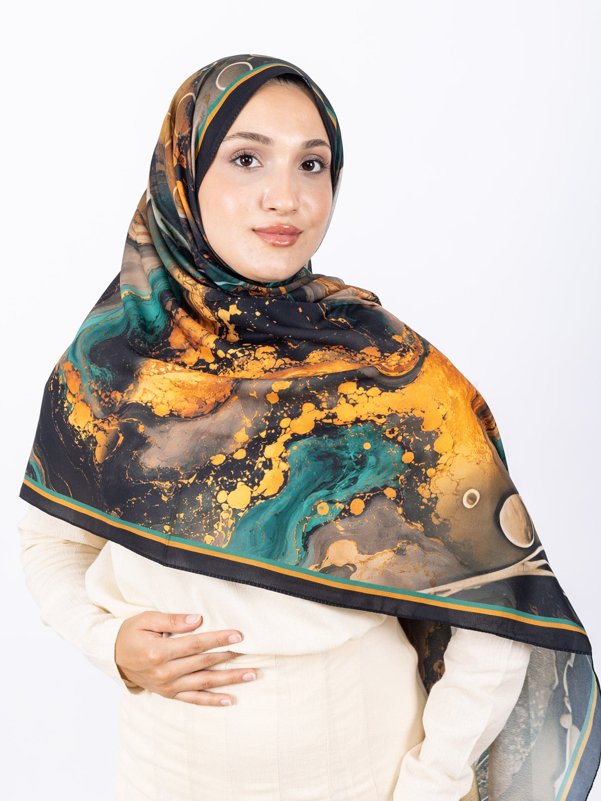 Mikro Soft Şal D010 Siyah-Gold, çiçekli desenli, 75 × 185 cm şal – görsel 4