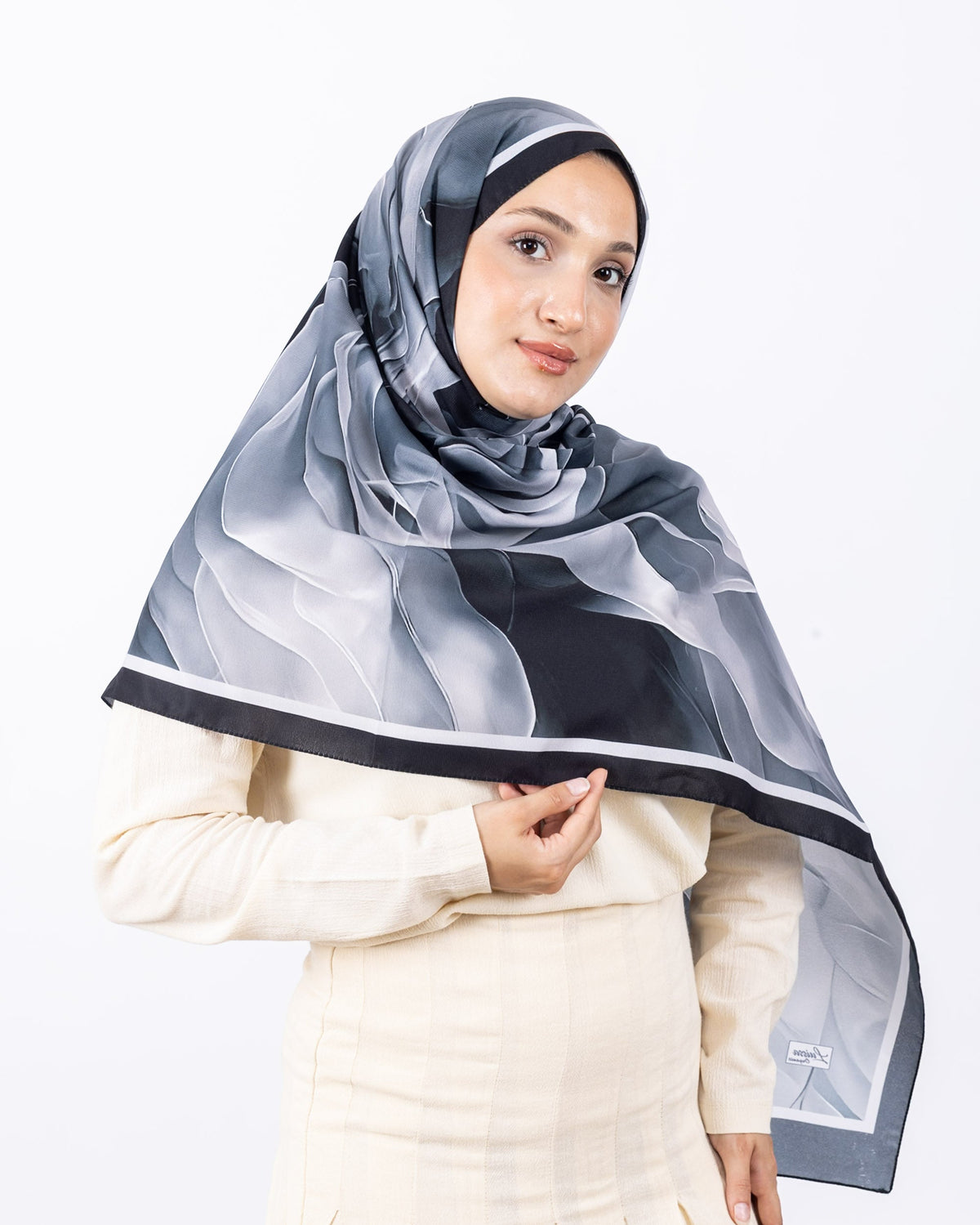 Mikro Soft Şal D007 Siyah, çiçekli desenli, 75 × 185 cm şal – görsel 3