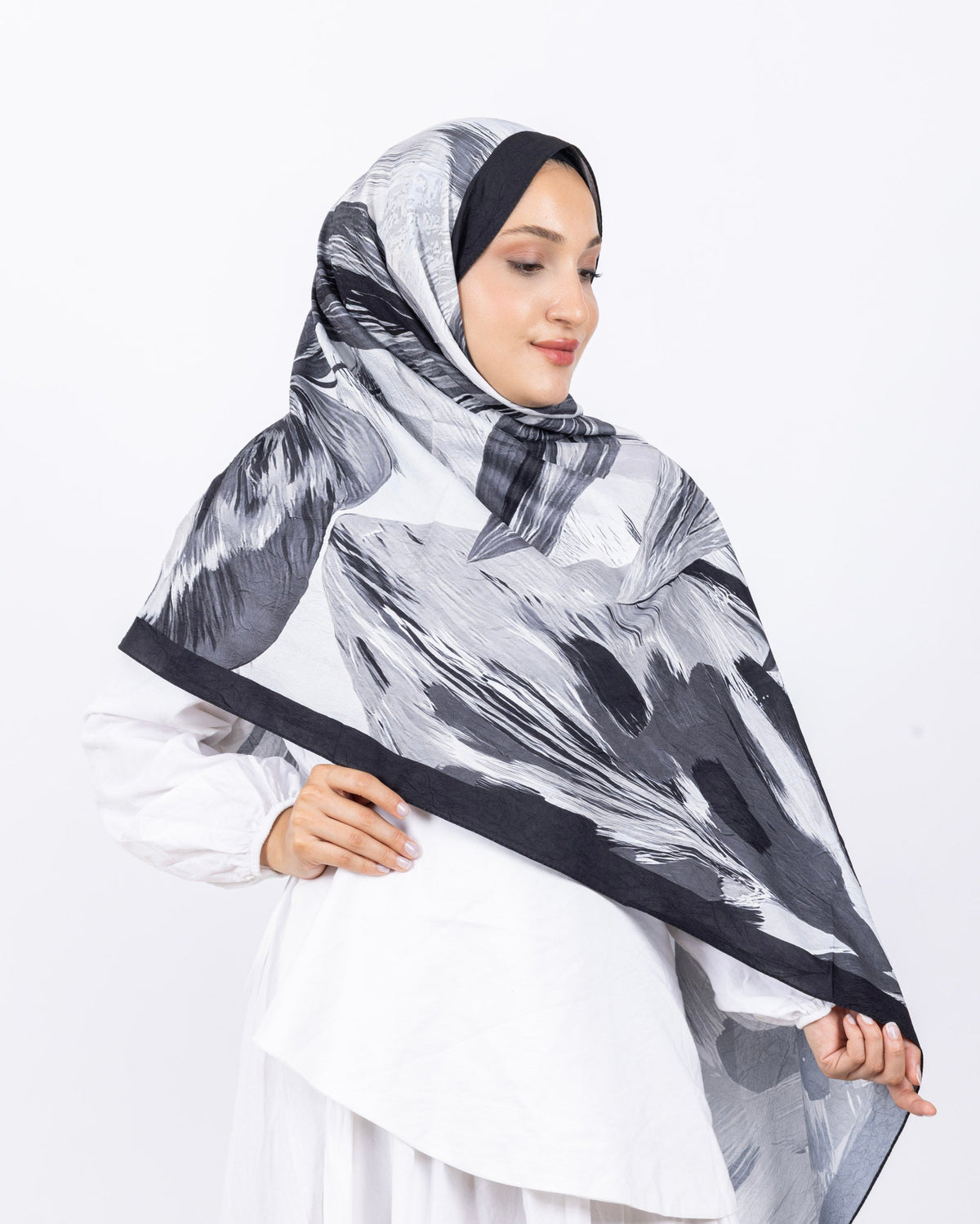 Mikro Bambu Kraş Şal D033 Siyah-Gri, yapraklı desenli, 75 × 185 cm şal – görsel 3