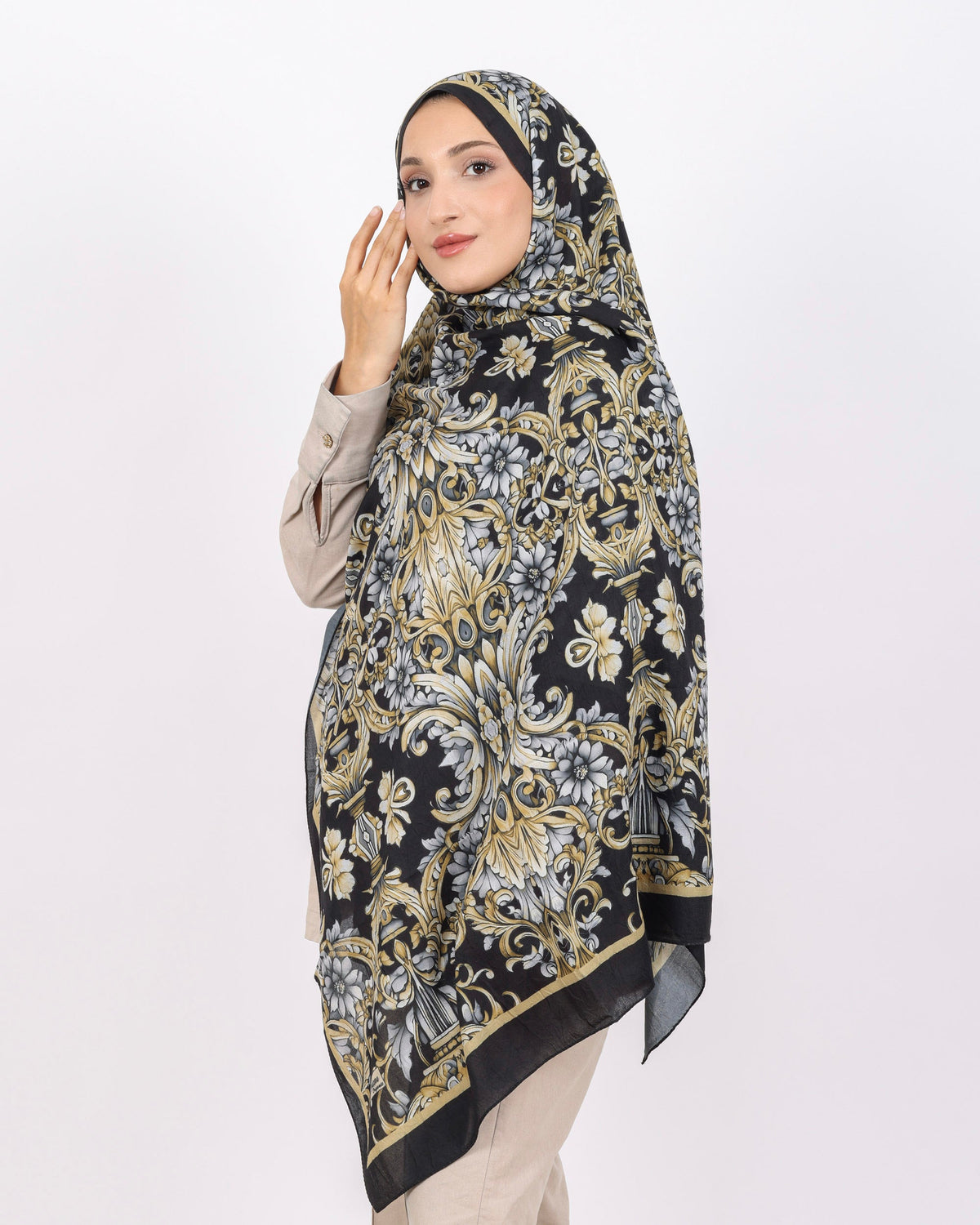 Soft Bambu Kraş Şal D040 Siyah-Gold, çiçekli desenli, 75 × 185 cm şal – görsel 3