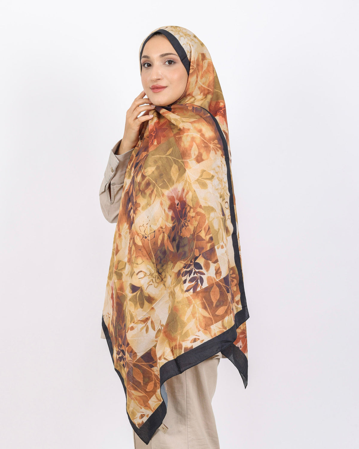 Soft Bambu Kraş Şal D042 Siyah-Gold, çiçekli desenli, 75 × 185 cm şal – görsel 3