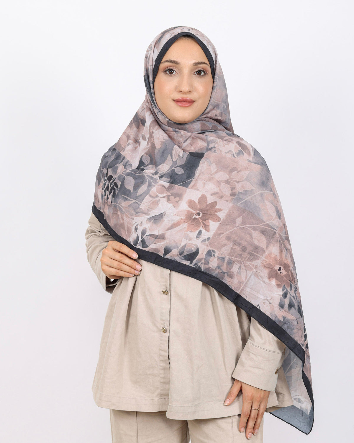 Soft Bambu Kraş Şal D042 Siyah-Pudra, çiçekli desenli, 75 × 185 cm şal – görsel 3
