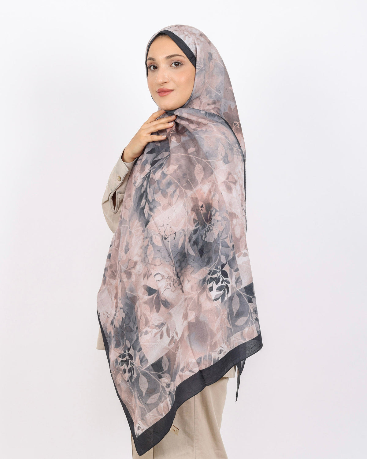 Soft Bambu Kraş Şal D042 Siyah-Pudra, çiçekli desenli, 75 × 185 cm şal – görsel 1