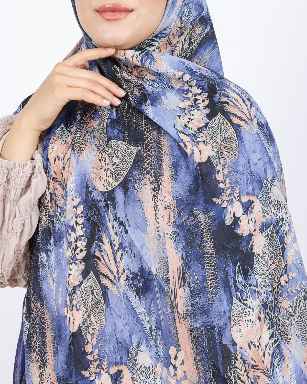 Soft Bambu Kraş Şal D048 Lacivert, yapraklı desenli, 75 × 185 cm şal – görsel 4