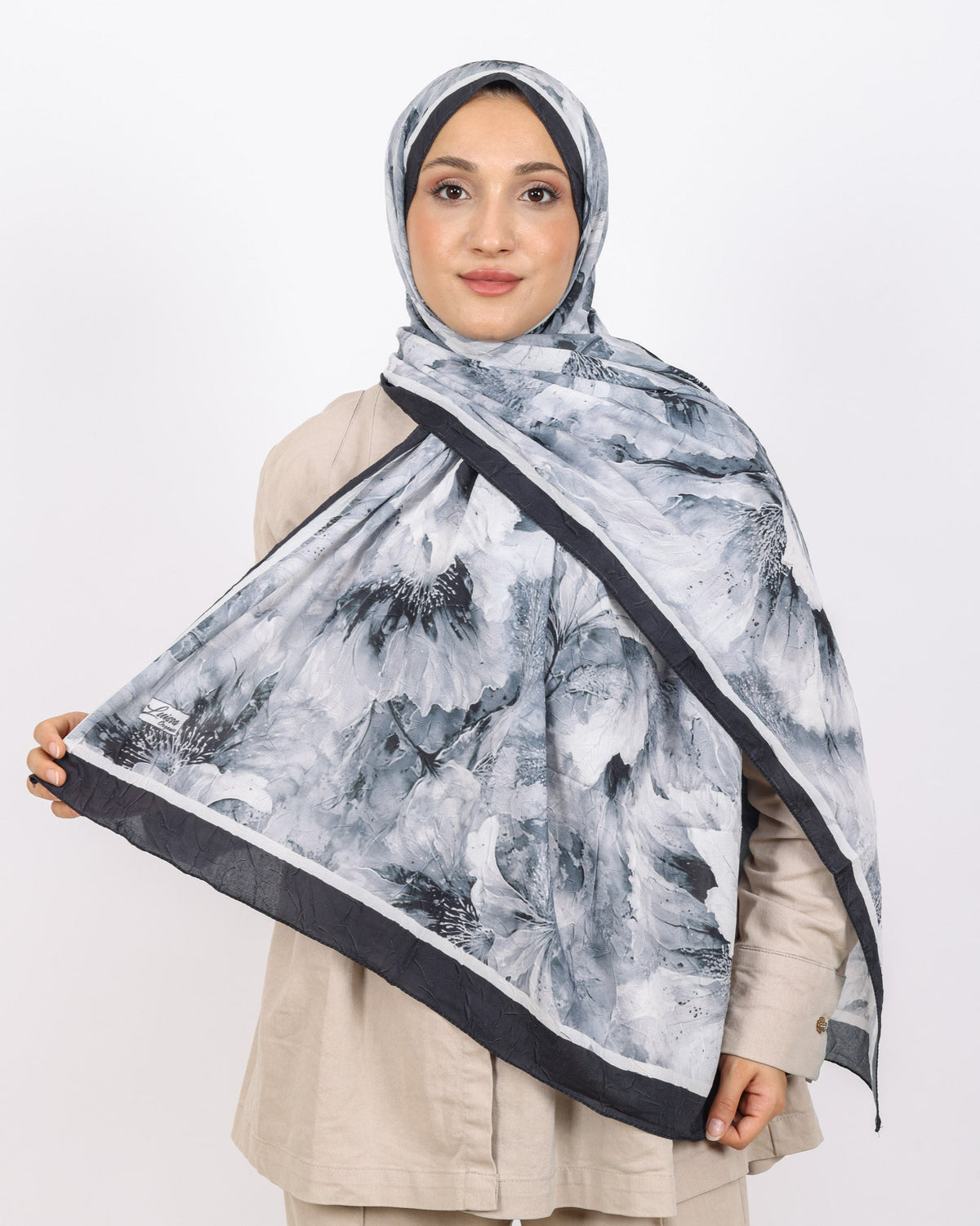Soft Bambu Kraş Şal D044 Siyah-Beyaz, çiçekli desenli, 75 × 185 cm şal – görsel 2
