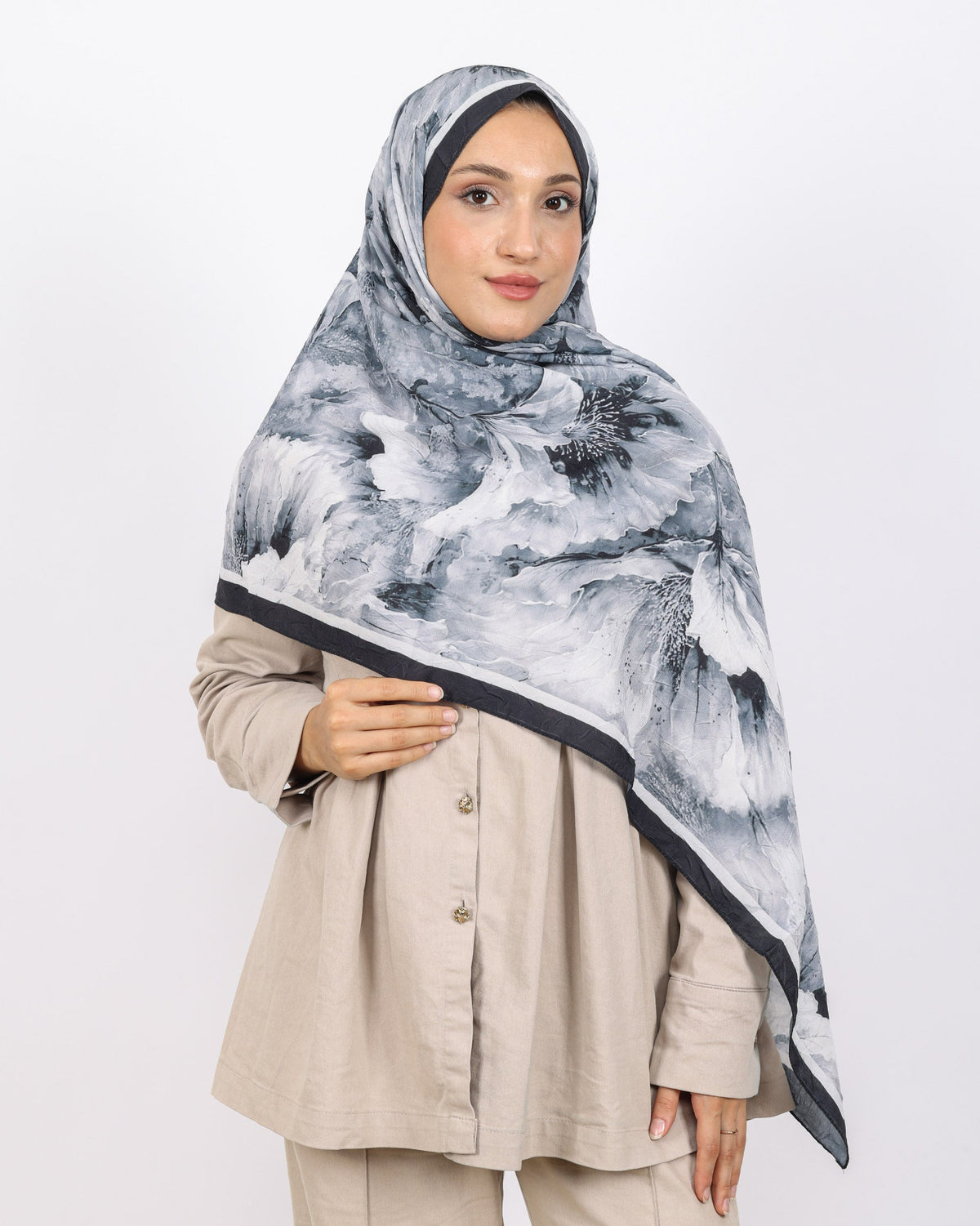 Soft Bambu Kraş Şal D044 Siyah-Beyaz, çiçekli desenli, 75 × 185 cm şal – görsel 1