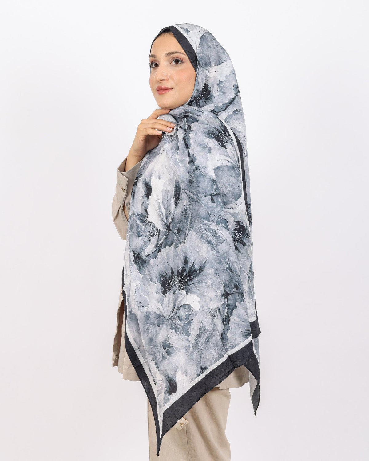 Soft Bambu Kraş Şal D044 Siyah-Beyaz, çiçekli desenli, 75 × 185 cm şal – görsel 3